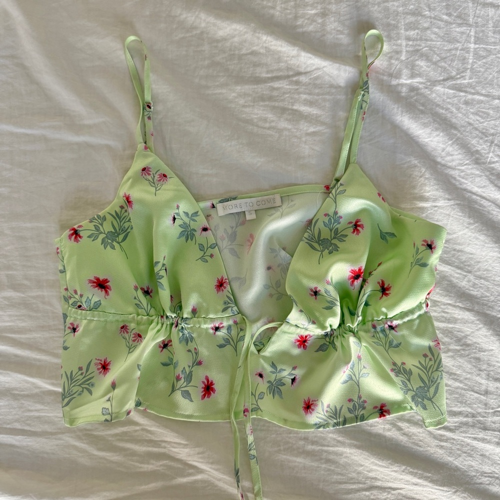 Green floral cropped runched top